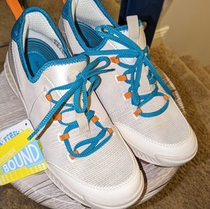 Baretraps Milana Sneakers NWTs Size 9